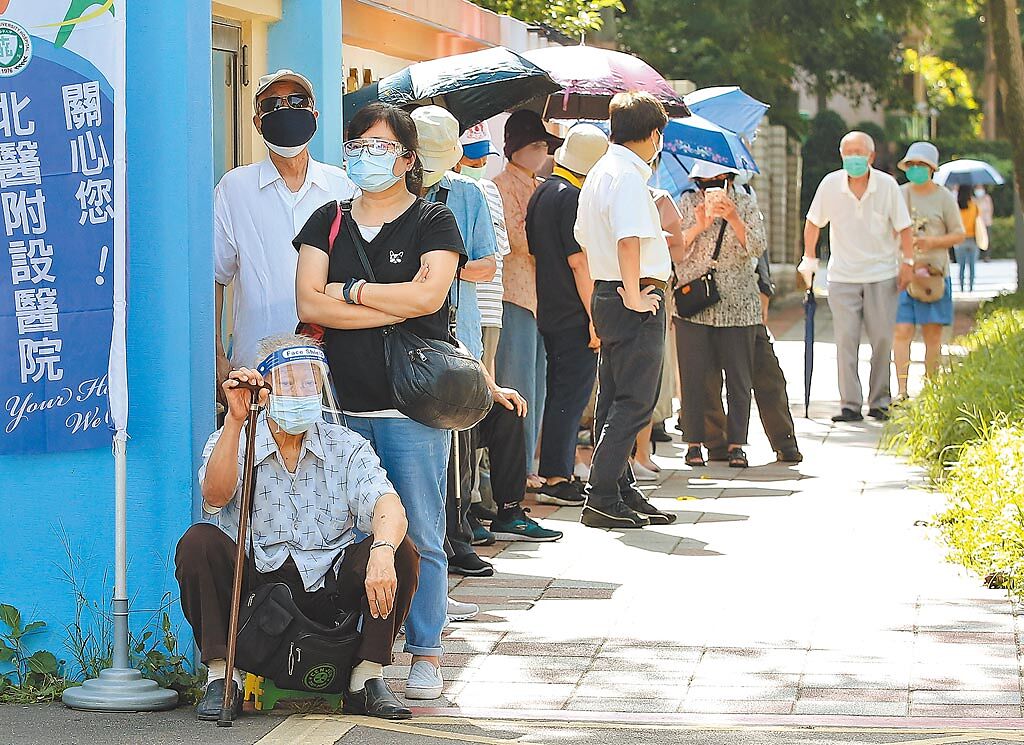 台北市15日開放施打AZ疫苗，接種第1到3類未接種第1劑的人員，及長照機構、洗腎患者、85歲以上長者及65歲以上原住民等，圖為一早8點不到就有年長者在信義國中現場排隊。(陳俊吉攝)