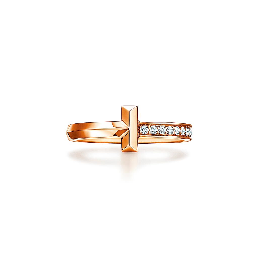 Tiffany T1 玫瑰金窄版鑲鑽戒指，6萬元。（Tiffany & Co.提供）