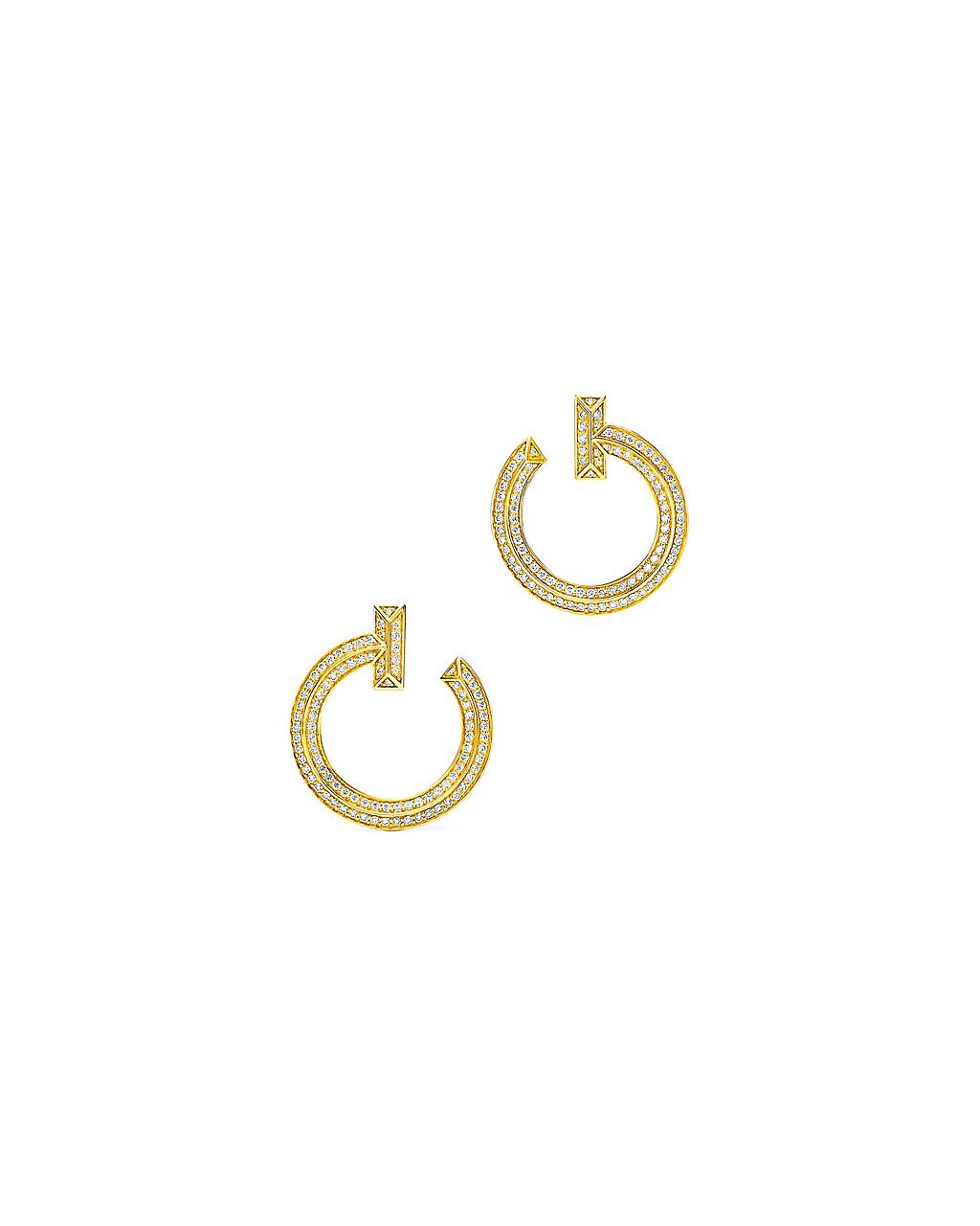 Tiffany T1 18K金圓形鋪鑲鑽石耳環，26萬5000元。（Tiffany & Co.提供）