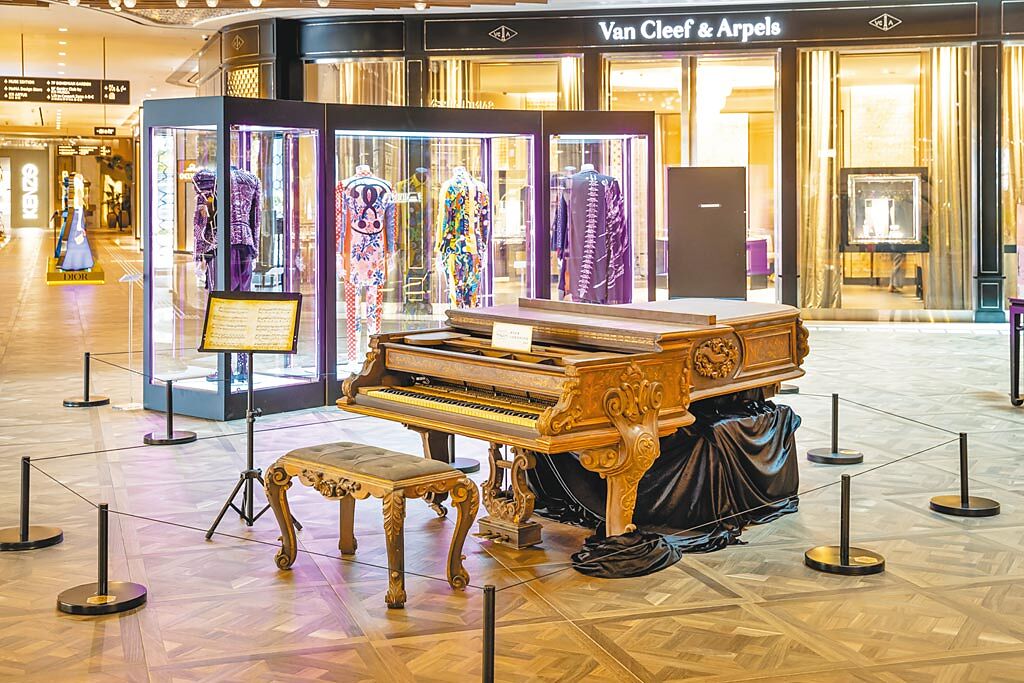 周杰倫首次執導的電影《不能說的秘密》中的骨董鋼琴，也在展場展出。（蘇富比提供）