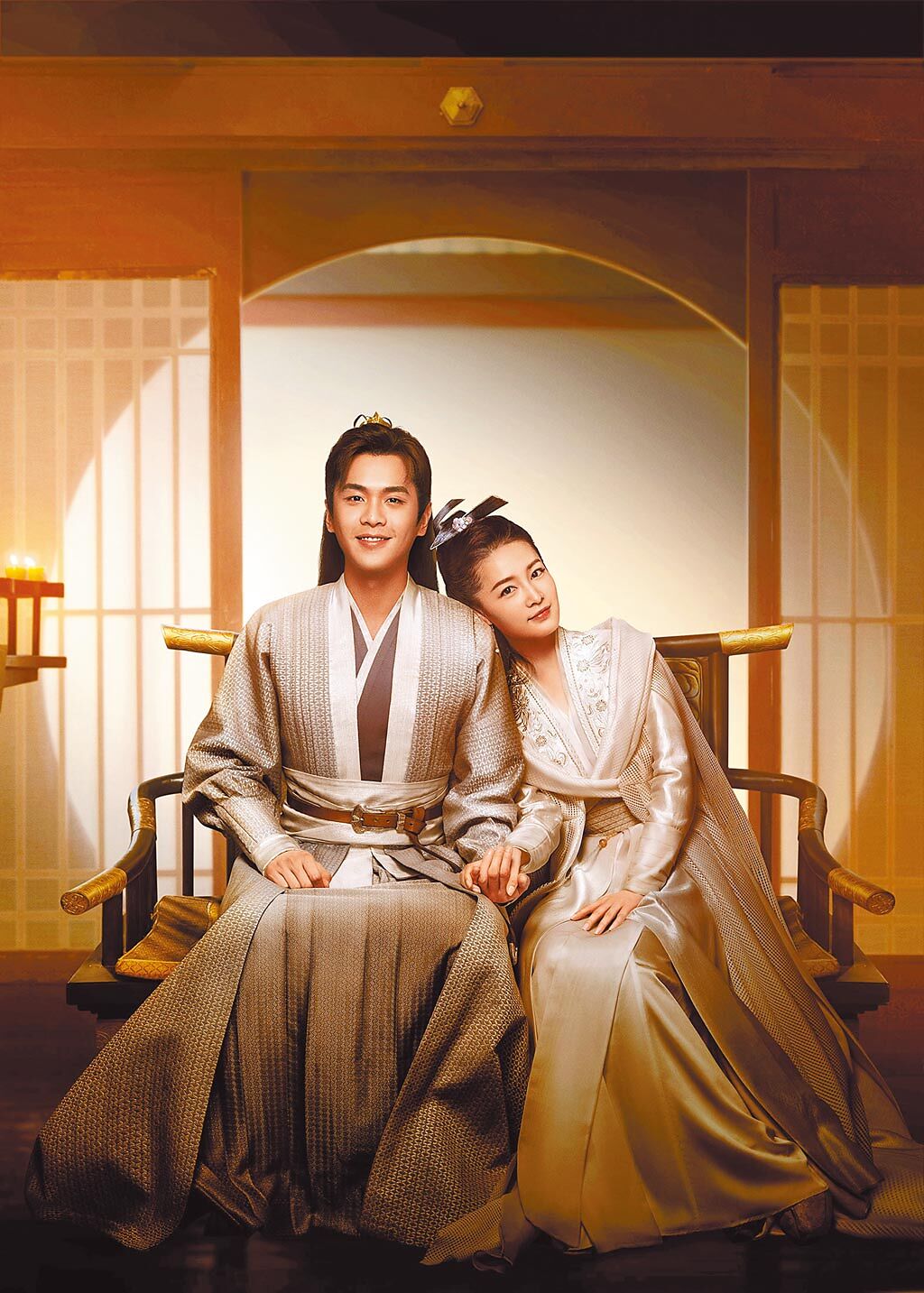 張若昀（左）在《慶餘年》中專情於「最正香妃」李沁飾演的林婉兒。（中天娛樂台提供）