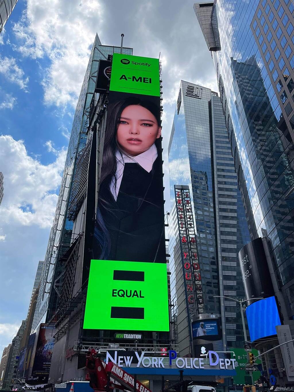 張惠妹登上紐約時代廣場巨幕。（EMI提供）