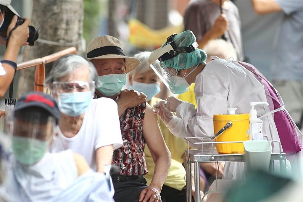 台北市長者前往西園醫院接種AZ疫苗。（杜宜諳攝）