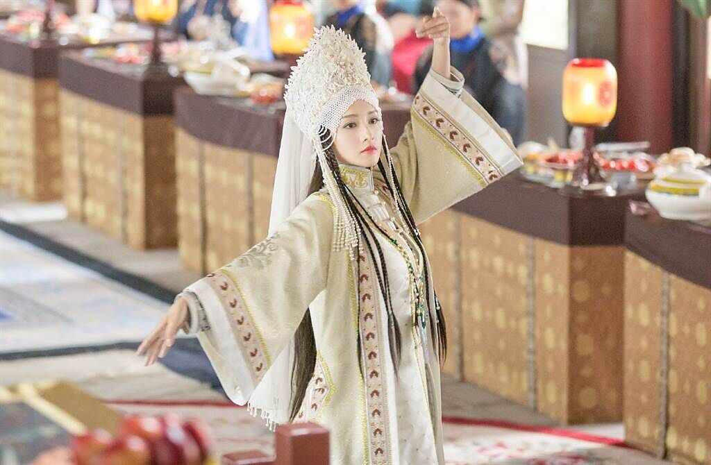 女星李沁因演出《如懿傳》寒香見，被封為「最美香妃」。(翻攝自電視劇如懿傳微博)