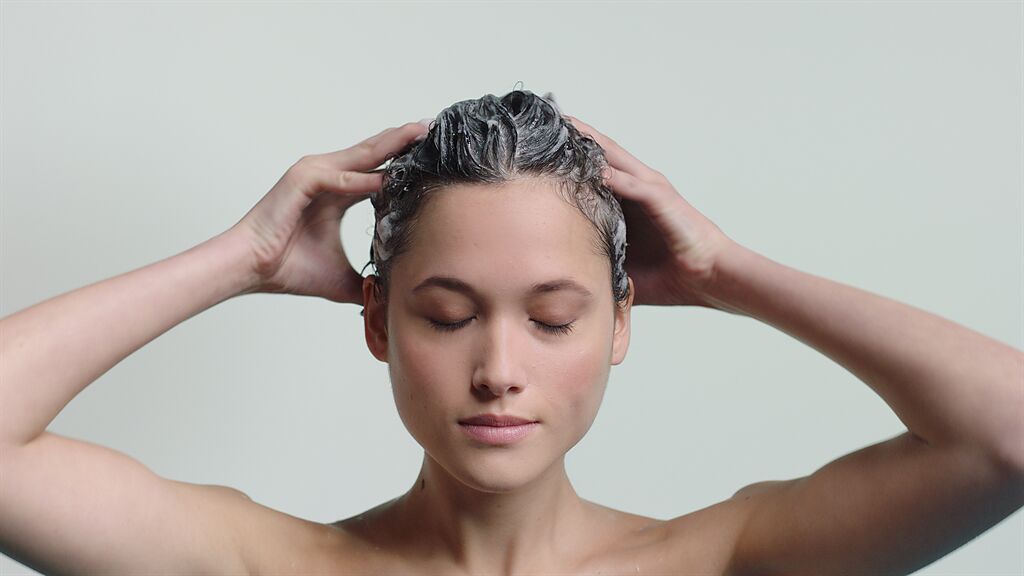 居家防疫更要注意髮膚清潔，巴黎卡詩、覺亞、艾瑪絲、萊法耶推出洗髮沐浴產品，防疫保衛戰從清潔養護開始。（圖／品牌提供）