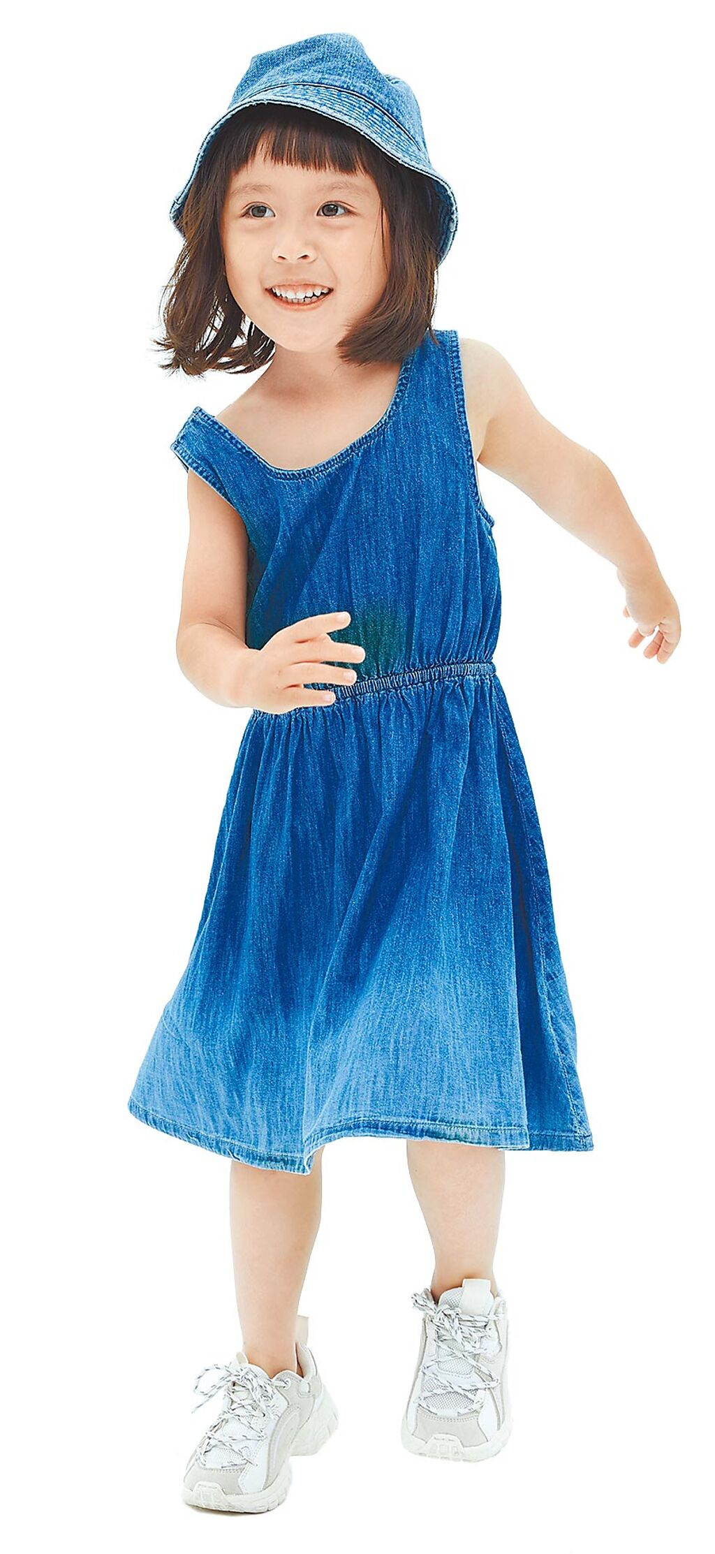 Gap輕薄漸層牛仔背心裙，特價699元。（Gap提供）