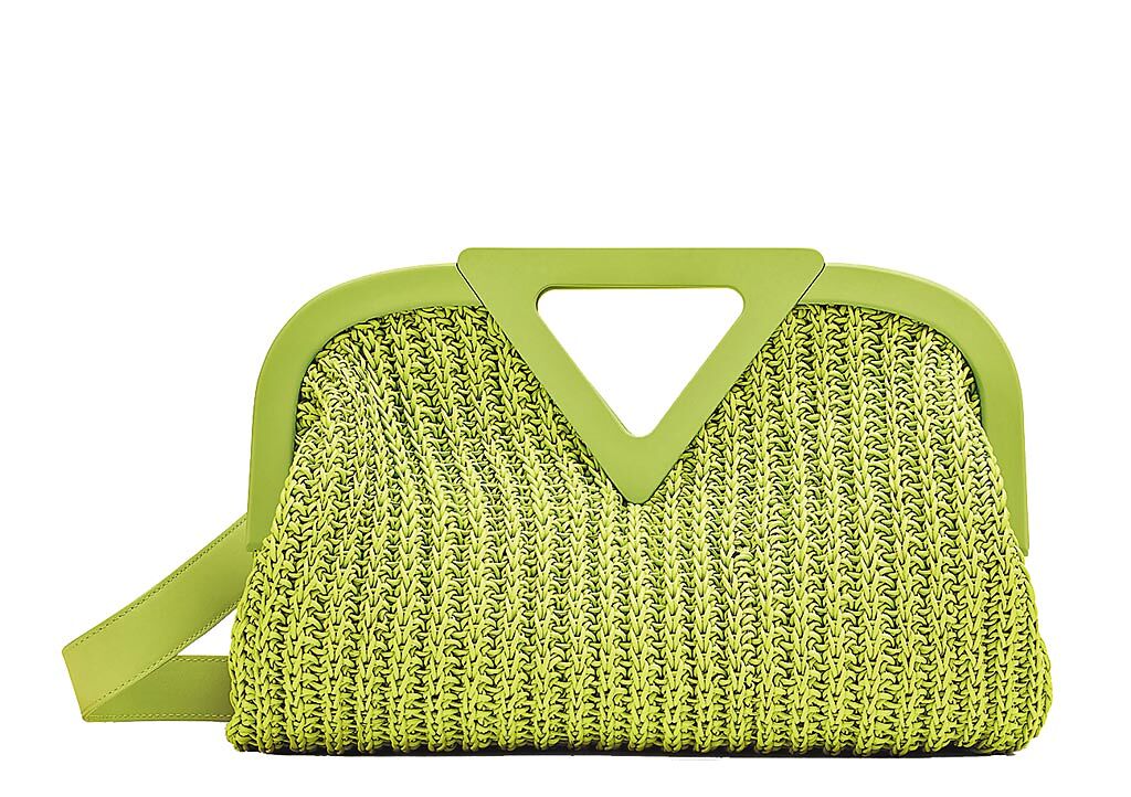 Bottega Veneta Point奇異果綠羊皮鉤針編織手提袋，25萬3800元。（Bottega Veneta提供）