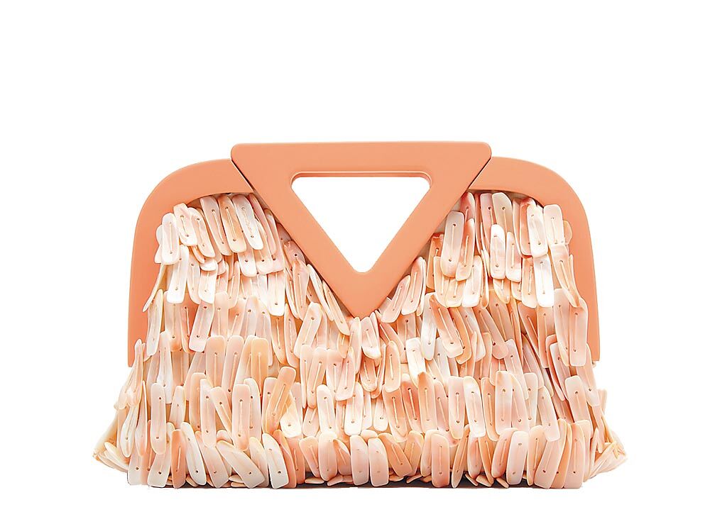 Bottega Veneta Point鳳凰螺貝殼手提袋，19萬6200元。（Bottega Veneta提供）