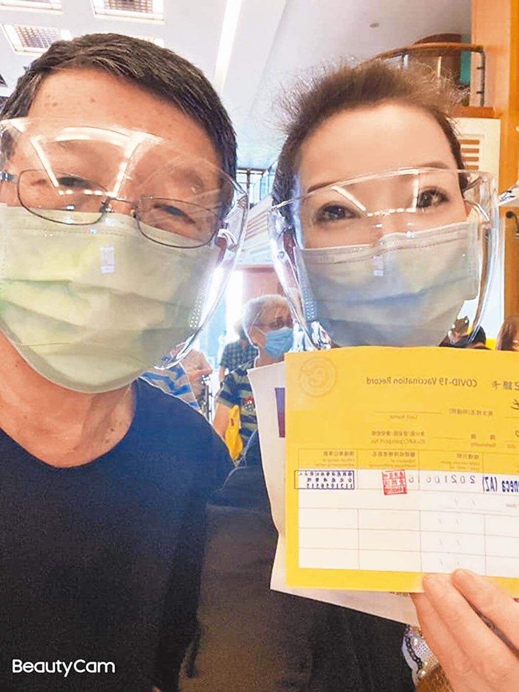 楊繡惠（右）前天帶著86歲的爸爸阿西（楊坤灶）施打疫苗。（摘自臉書）