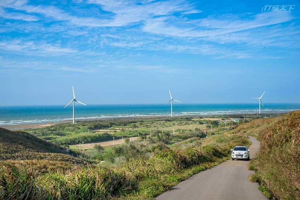 車行到苗栗後龍，沿著海岸的巨型白色風力發電機組，成為當地最吸睛的特色。(圖／行遍天下提供)