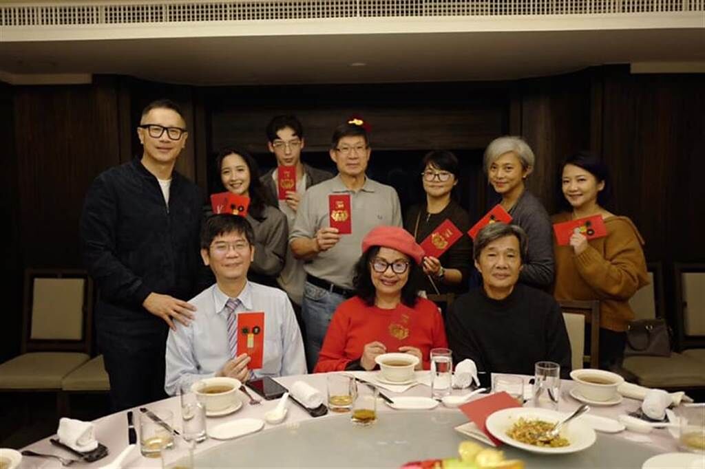 蕭紅梅(後排右二)去年出席家庭聚會。(圖／翻攝自黃雅珉臉書)
