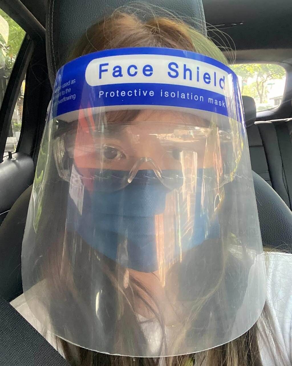陳筱蕾上面罩、護目鏡、口罩，防護措施做好做滿。（摘自臉書）