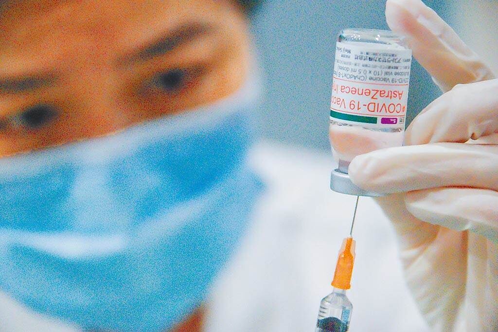 有洗腎中心的醫護人員爆料，即使很努力省下疫苗給更多人施打，卻因為沒公文而作罷。（示意圖，羅永銘攝）