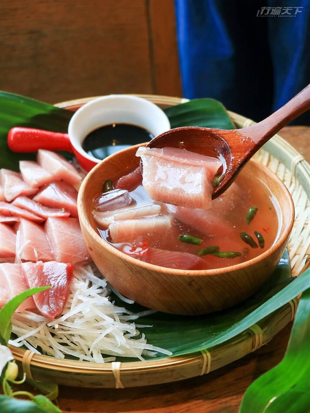 阿美族料理生魚片的方式是浸泡在辣椒及鹽裡，不沾芥末直接吃，口感特別滑嫩。(圖/行遍天下提供)