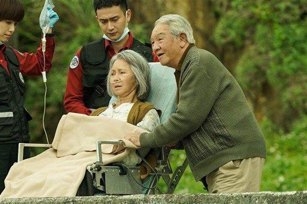  丁強、李璇在《火神的眼淚》扮演感情深厚的老夫婦。（公視、myVideo提供）