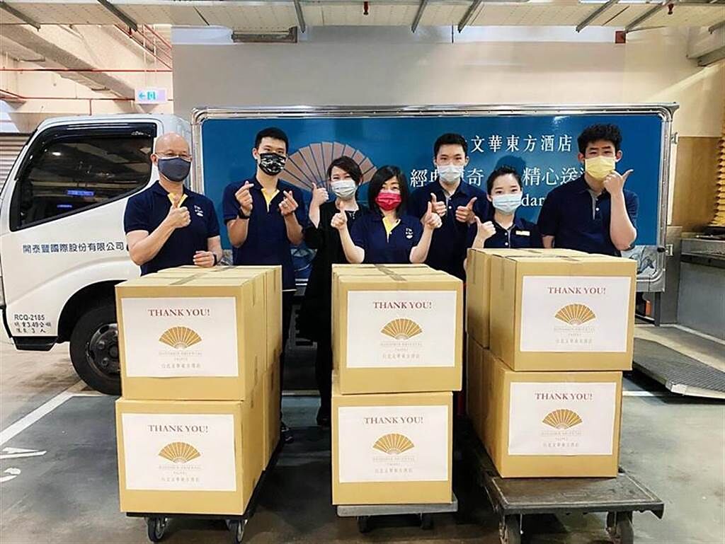 台北文華東方酒店挺第一線防疫人員，贈送餐盒給辛苦的醫護人員。（圖／台北文華東方酒店）
