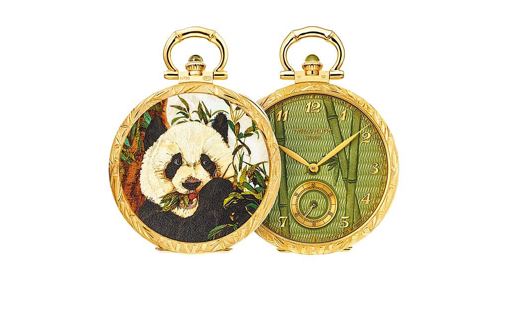 百達翡麗熊貓懷表，融入細木鑲嵌、手工璣刻雕花和透明琺瑯等工藝，熊貓栩栩如生。（Patek Philippe提供）