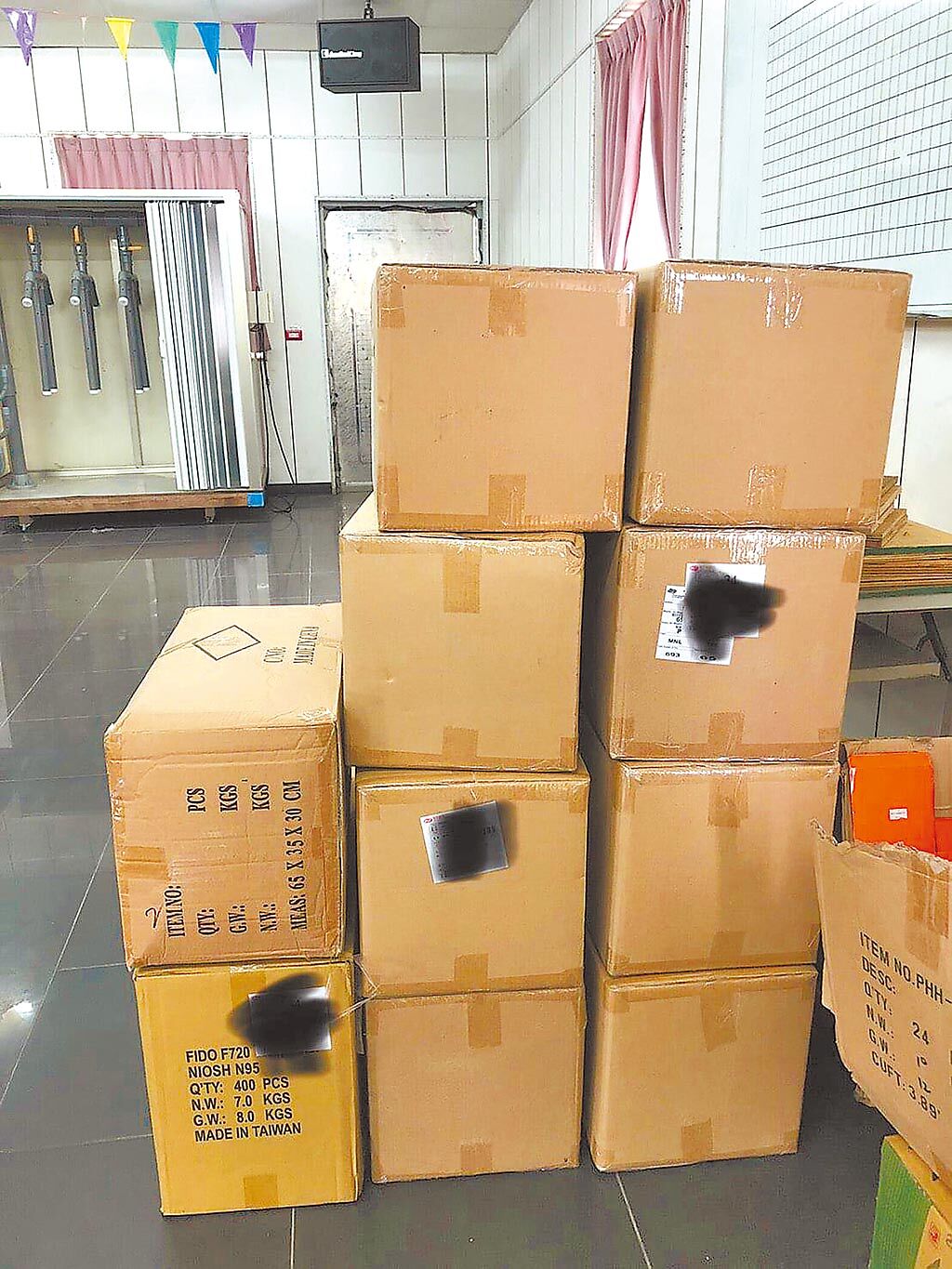 胡瓜低調捐贈防疫物資給苗栗縣政府消防局。（摘自臉書）