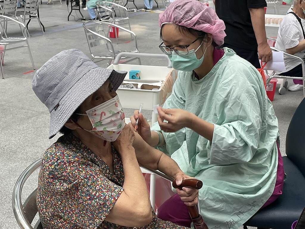 台北市今日上午開放80歲以上長者預約施打疫苗。（黃婉婷攝）