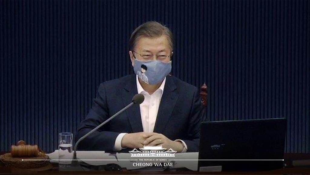 南韓總統文在寅在國務會議戴上印有人氣韓漫《TEN》角色的口罩，引起不小話題。(摘自南韓文觀部推特)