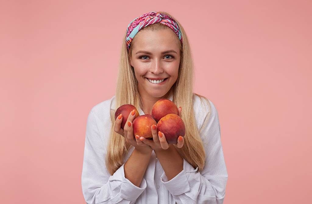 下週一（21日）即將進入夏至，在6／21～8／8期間，可連續3天吃桃子替自己招好運。（圖／Shutterstock）
