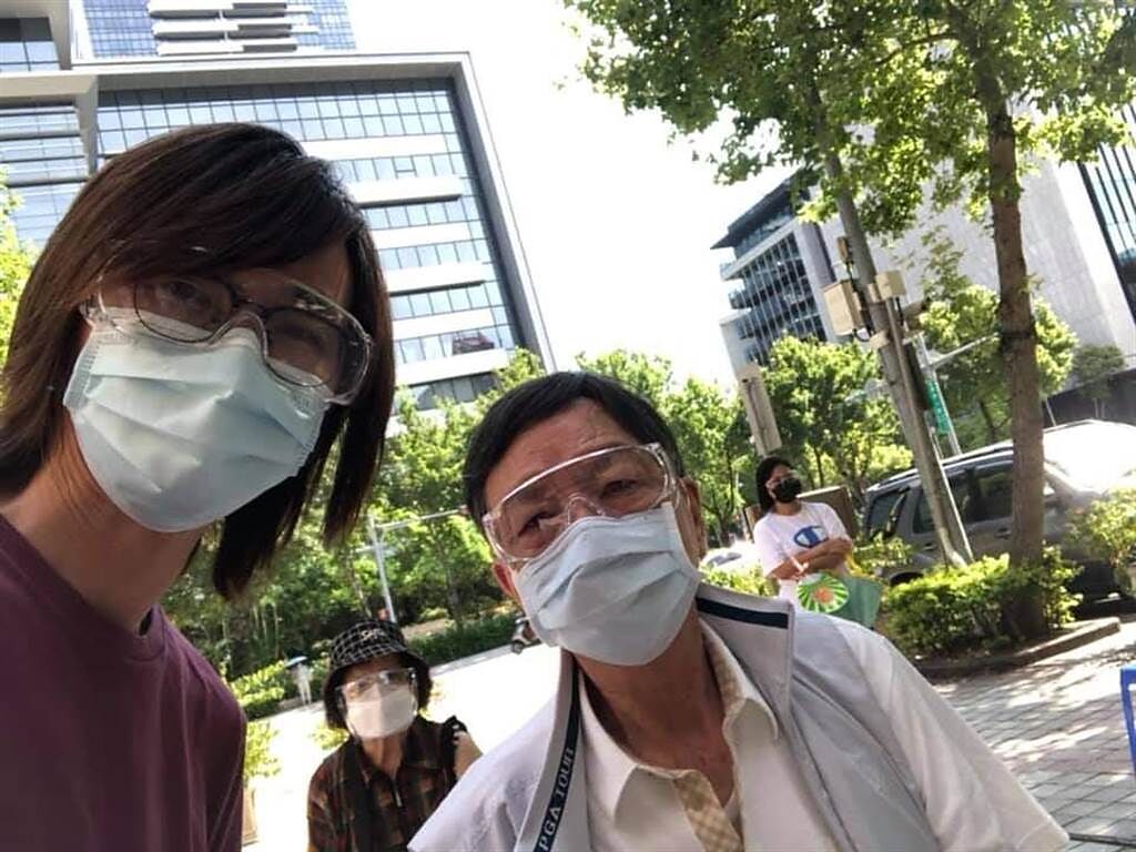 林隆璇今帶81歲爸媽接種新冠肺炎疫苗。（翻攝林隆璇臉書）