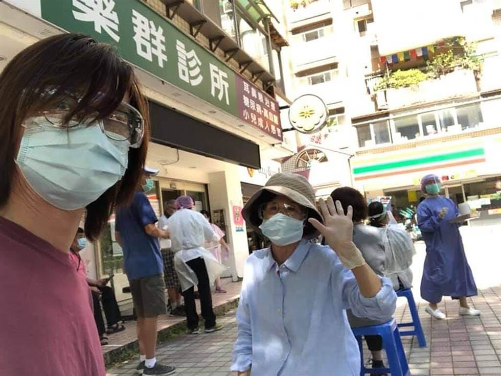 林隆璇今帶81歲爸媽接種新冠肺炎疫苗。（翻攝林隆璇臉書）