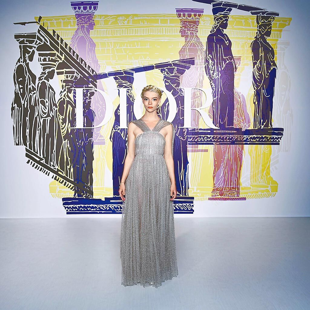 《后翼棄兵》女主角安雅泰勒喬伊以希臘女神的時尚造型親臨現場看DIOR早春秀。（DIOR提供）