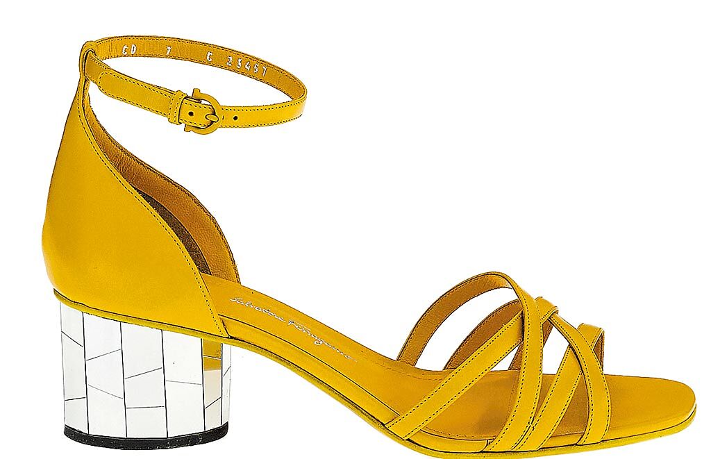 Ferragamo Flor黃色牛皮涼鞋，2萬8900元。（Ferragamo提供）