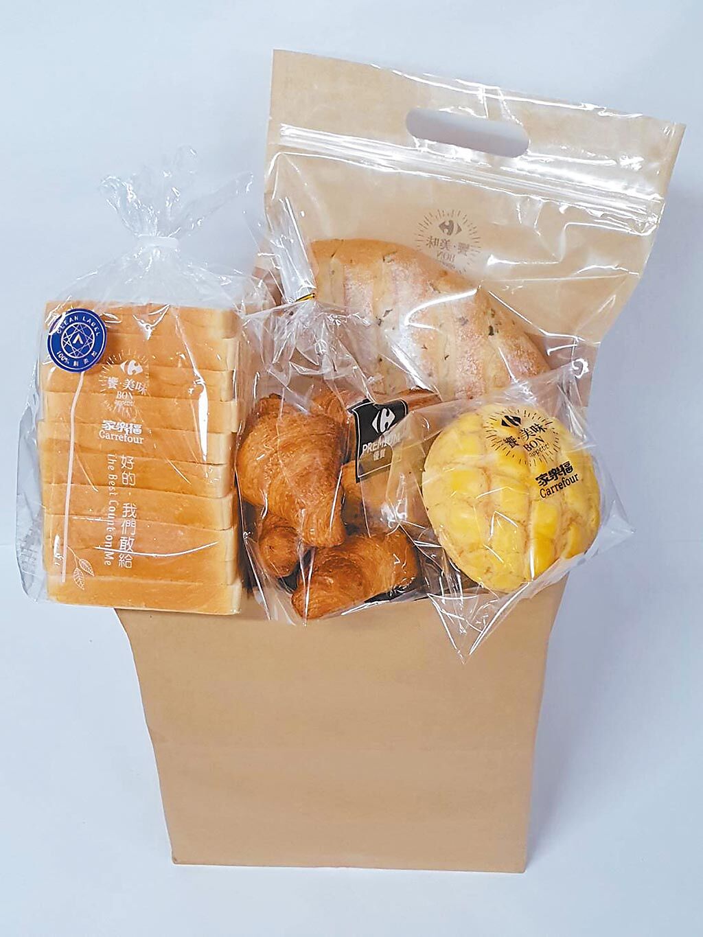 家樂福烘焙防疫包共有6種，每包4種麵包，售價99元至140元。（家樂福提供）