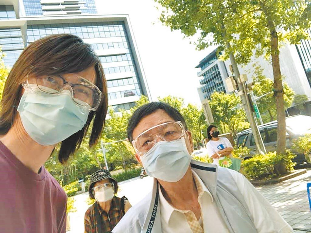 林隆璇（左）昨帶81歲爸媽接種新冠肺炎疫苗。（摘自臉書）