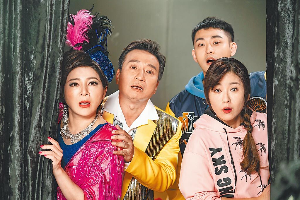 王彩樺（左起）、王中平、潘柏希、葉家妤在《黃金歲月》飾演一家人。（民視提供）