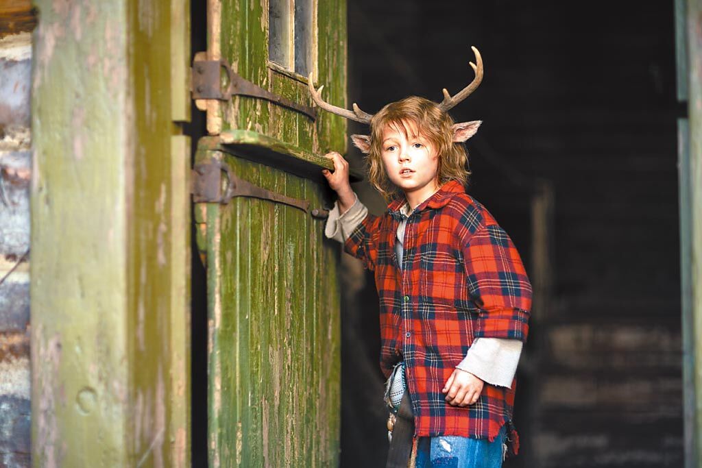 克利斯汀康佛瑞飾演的鹿角男孩格斯，造型和個性都相當可愛吸睛。（Netflix提供）
