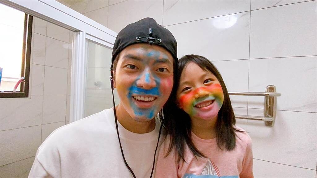 宥勝陪女兒蕾蕾玩畫臉遊戲。（喜鵲娛樂提供）