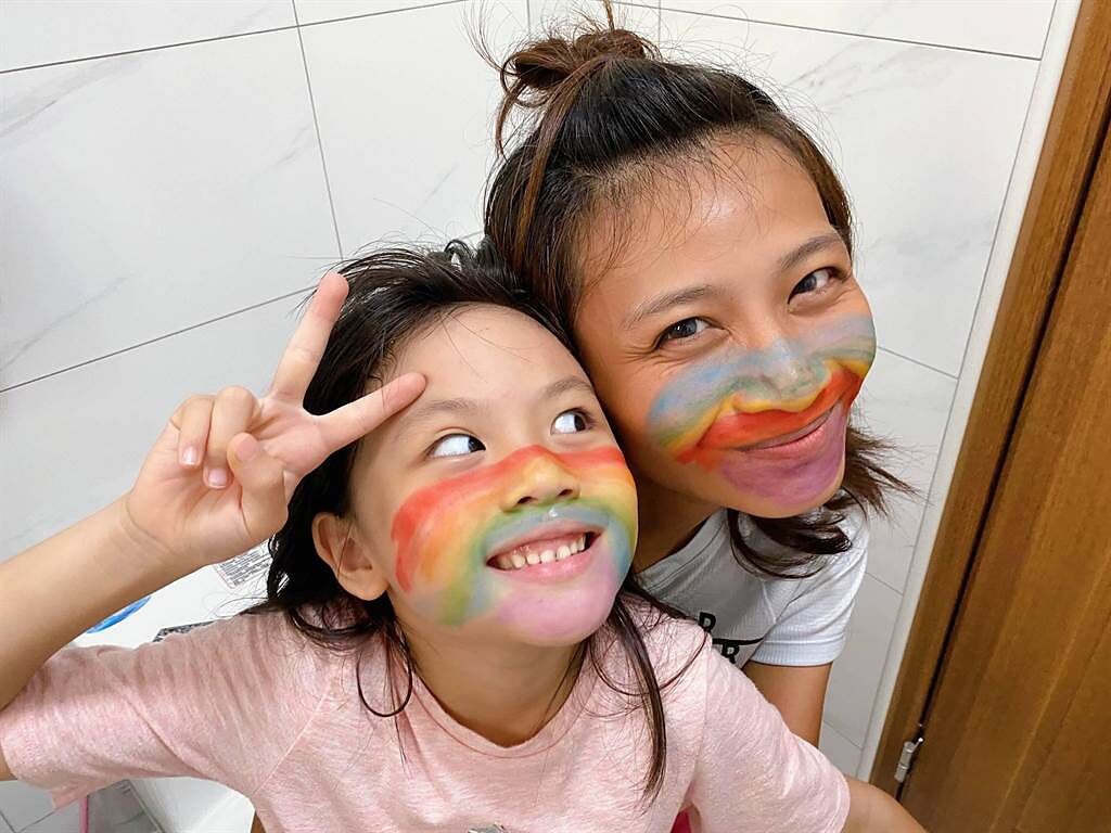 慈惠與女兒蕾蕾都畫了彩虹。（喜鵲娛樂提供）