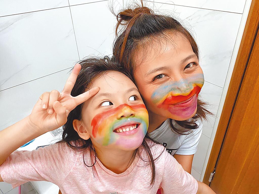 宥勝老婆慈惠（右）的臉也被女兒畫了「彩虹」。（喜鵲娛樂提供）