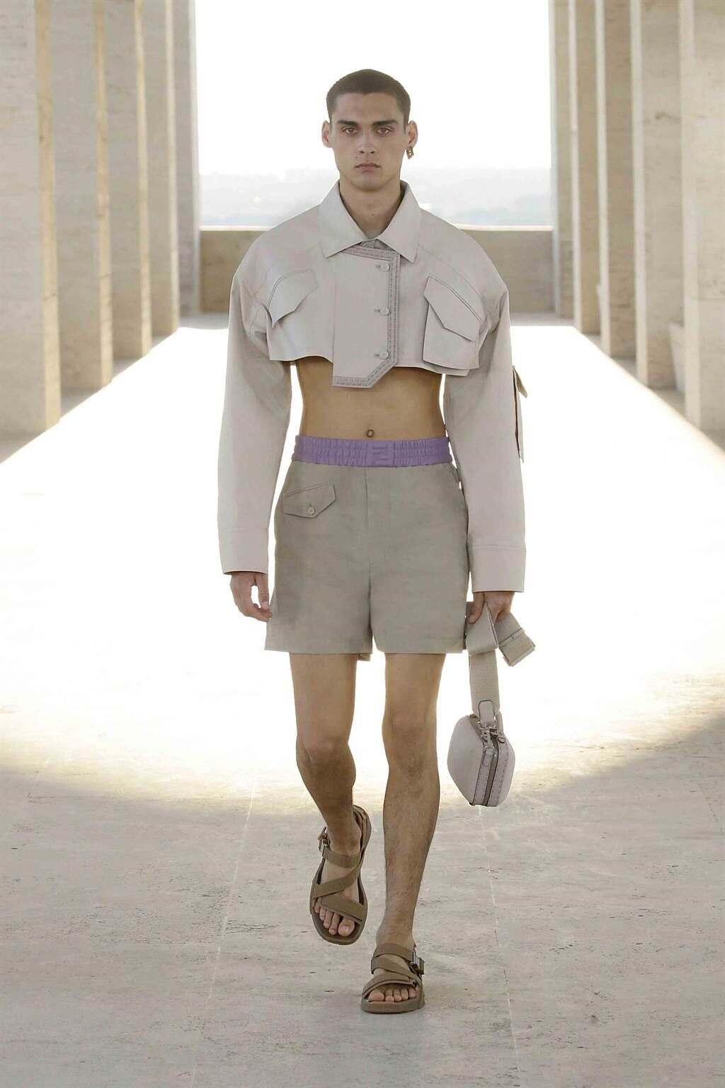 ENDI 2022年春夏男裝系列，半截式輪廓超吸睛。（FENDI提供）