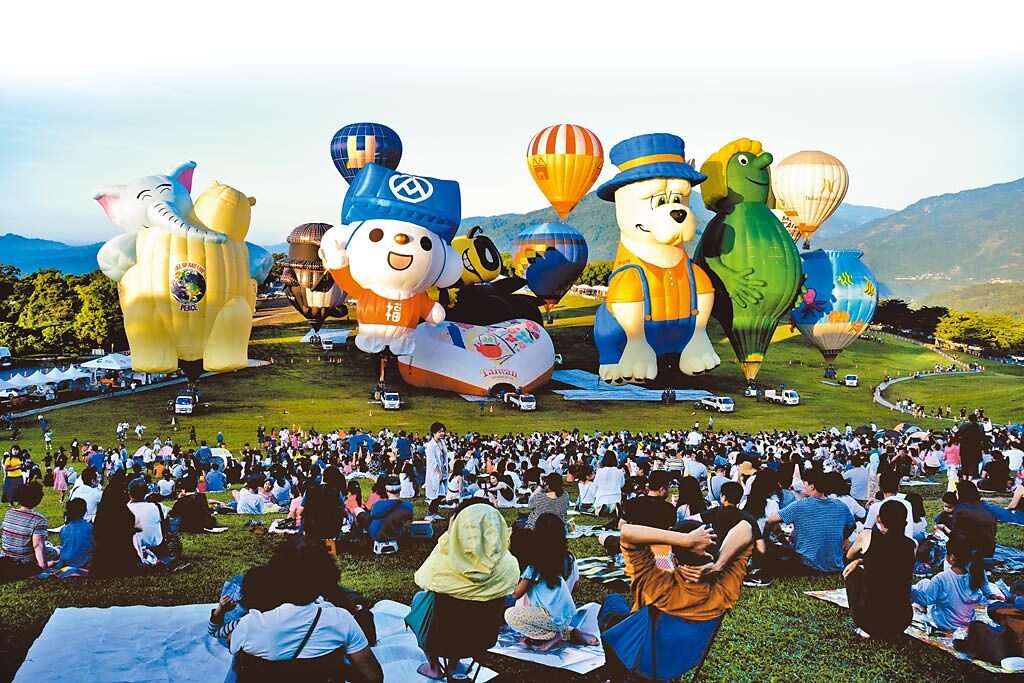 台東縣鹿野鄉十年來遊客人數翻漲20倍，熱氣球是最大功臣。