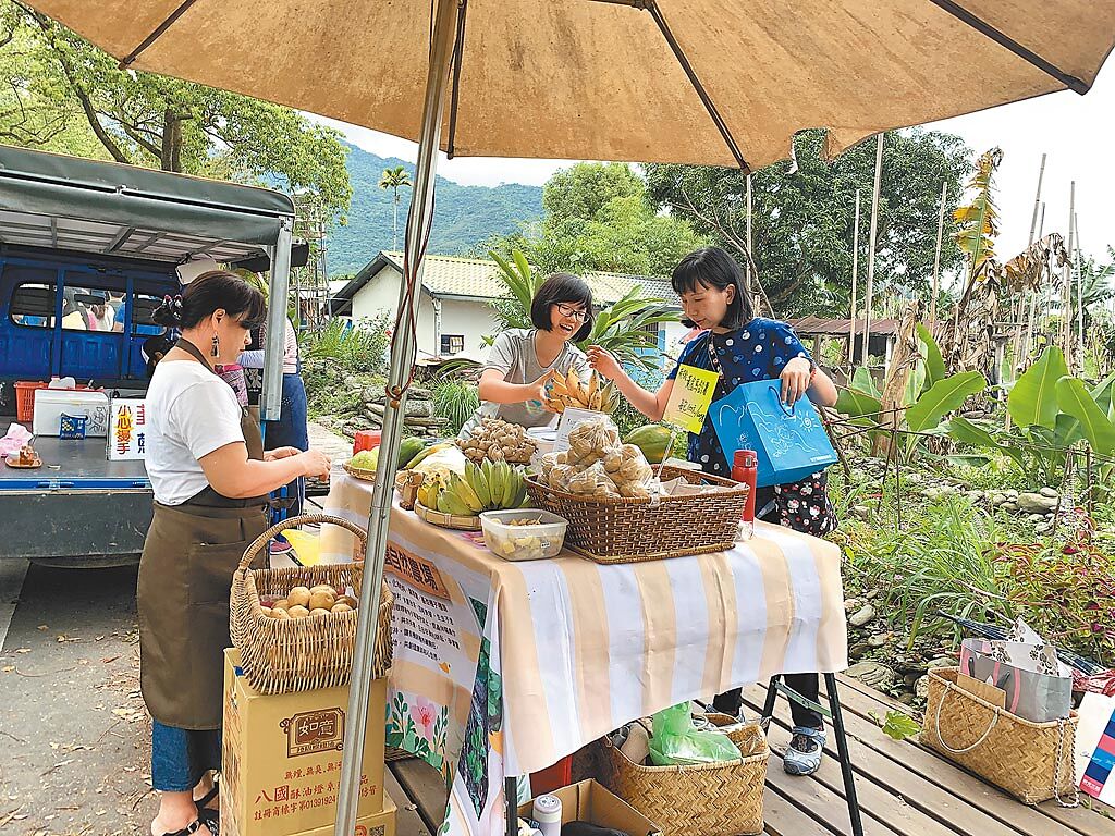 台東縣鹿野鄉永安社區發展協會自發性成立的2626市集，是東台灣最具規模的綠色市集。