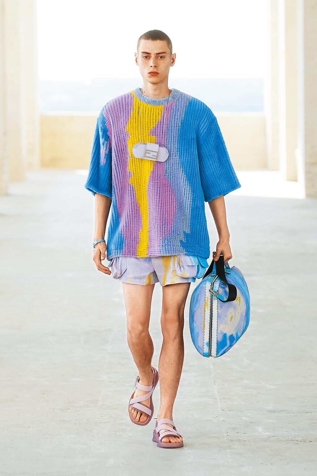 FENDI 2022年春夏男裝系列將經典包款Baguette縮小成「小廢包」掛脖上。（FENDI提供）