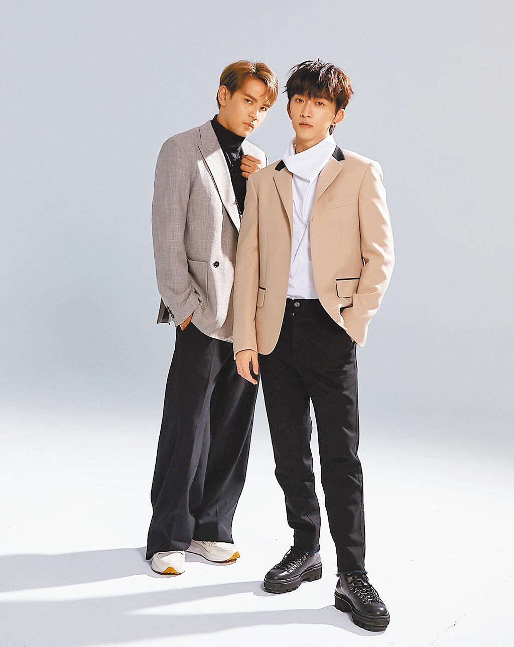 邱鋒澤（右）和陳零九不僅是當紅的創作歌手，也是主持人。（滾石唱片提供）