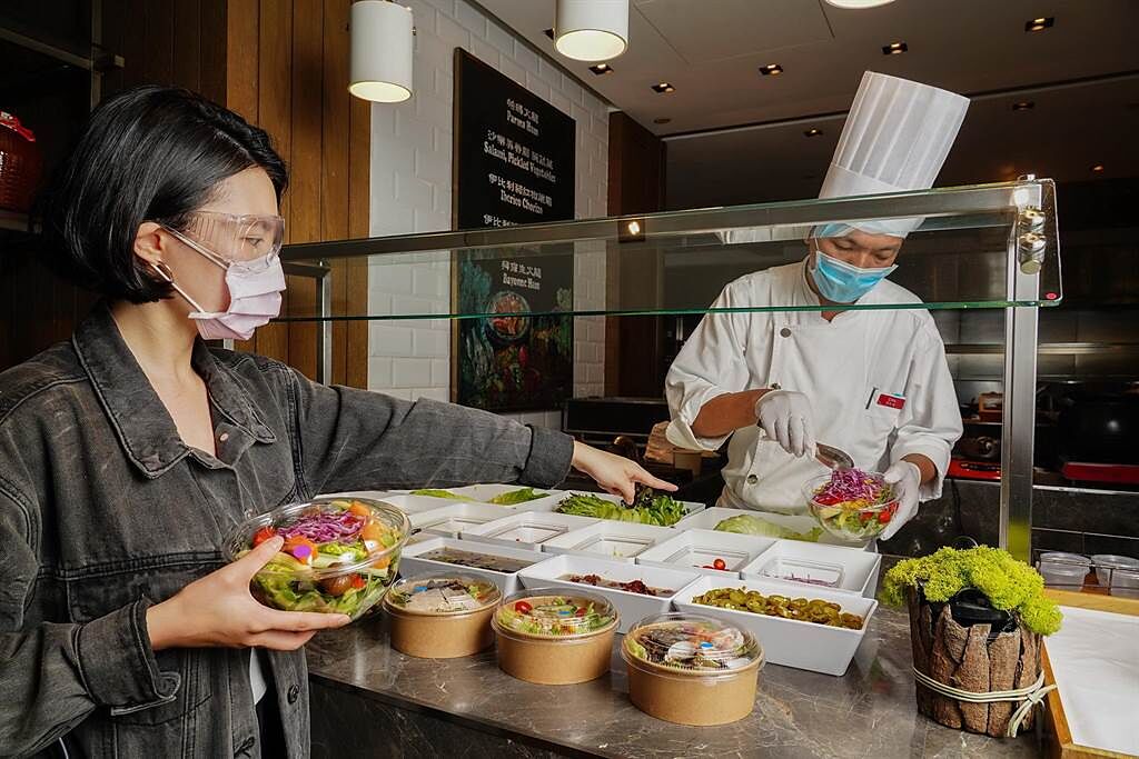 台北君悅酒店將館內自助餐廳改造為「航母級」餐飲外帶店「凱菲食集」，提供種類多樣的外帶 美食。（圖／台北君悅酒店）