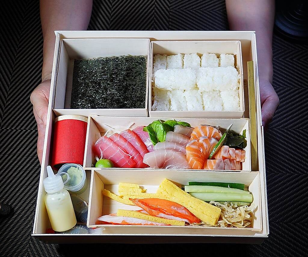 「凱菲食集」的雙人壽司餐盒可以讓客人在家自己動手包捲握壽 司。（圖／姚舜）