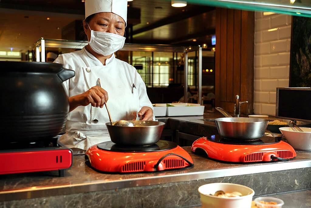 君悅酒店「凱菲食集」外帶「海鮮粥」亦是現煮熱食。（圖／台北君悅酒店）