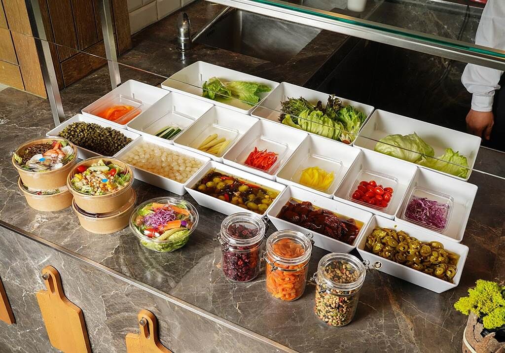 「凱菲食集」的「自選沙拉盒」可任選各式生菜與堅果果乾共23種食材「裝到滿」外帶。（圖／台北君悅酒店）