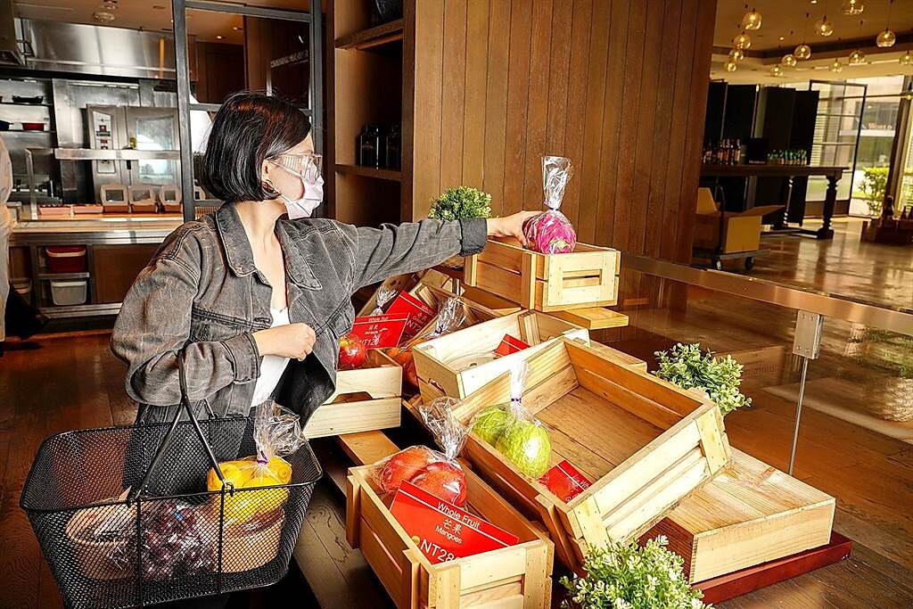 到台北君悅酒店「凱菲食集」外帶美食，亦可順更採購新鮮蔬果。（圖／台北君悅酒店）