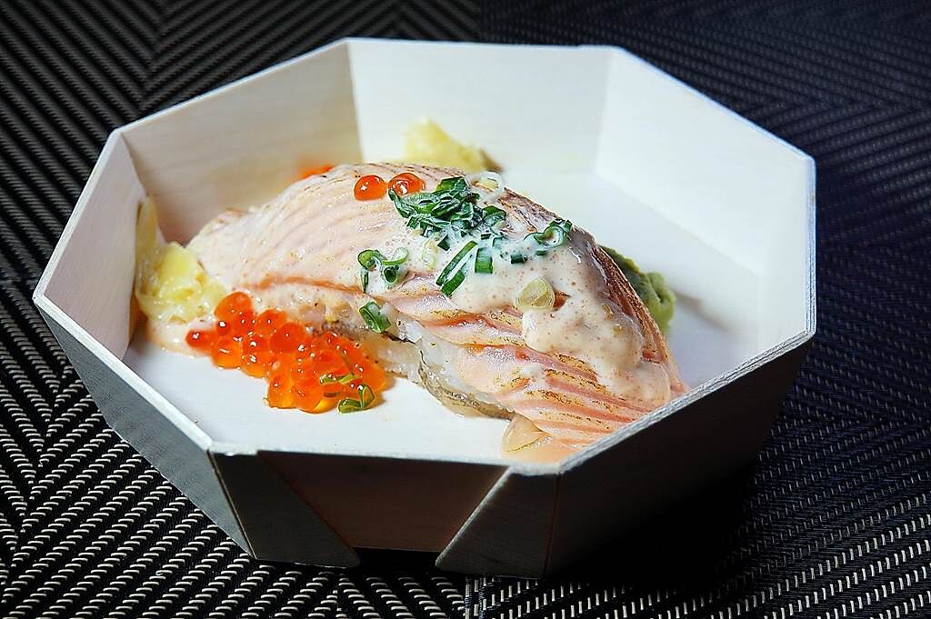 「凱菲食集」日料區供應的「巨星鮭魚握壽司」，體型巨大、一份就可抵一餐了。（圖／姚舜）