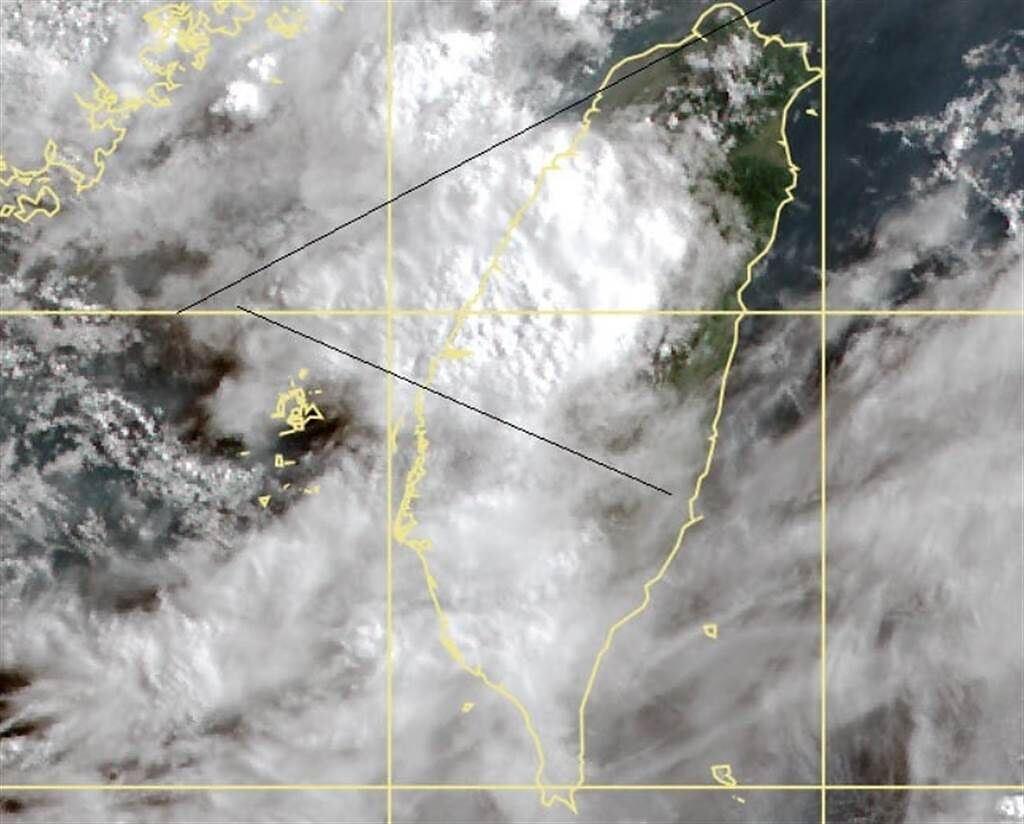 氣象局衛星雲圖顯示，中部正受海峽移入的旺盛對流影響。（翻攝鄭明典臉書）