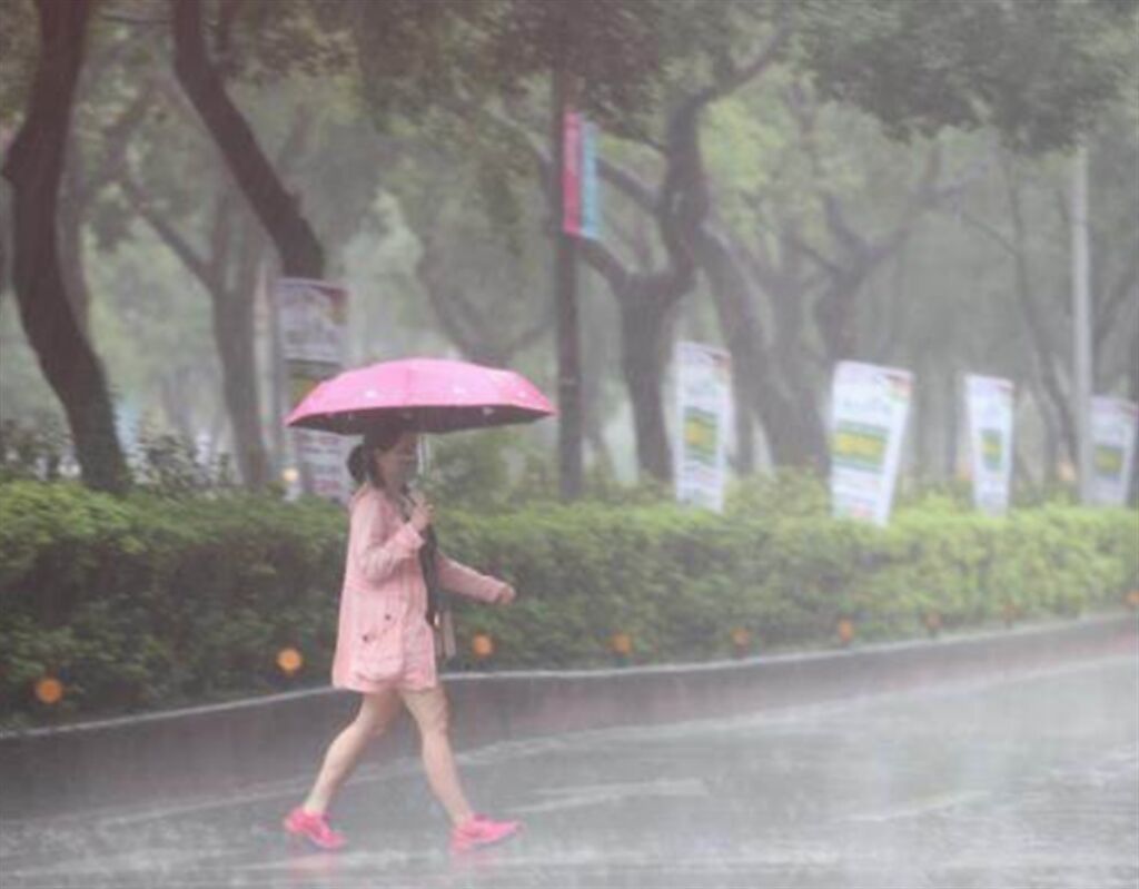 今只是前菜，明天起梅雨鋒加上西南風夾擊台灣，周二、周三是雨勢最猛的時候。（資料照）
