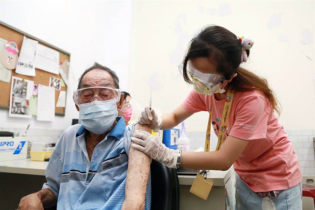 台南市從12日至昨天，已經累計超過7萬人接種疫苗。（本報資料照片）